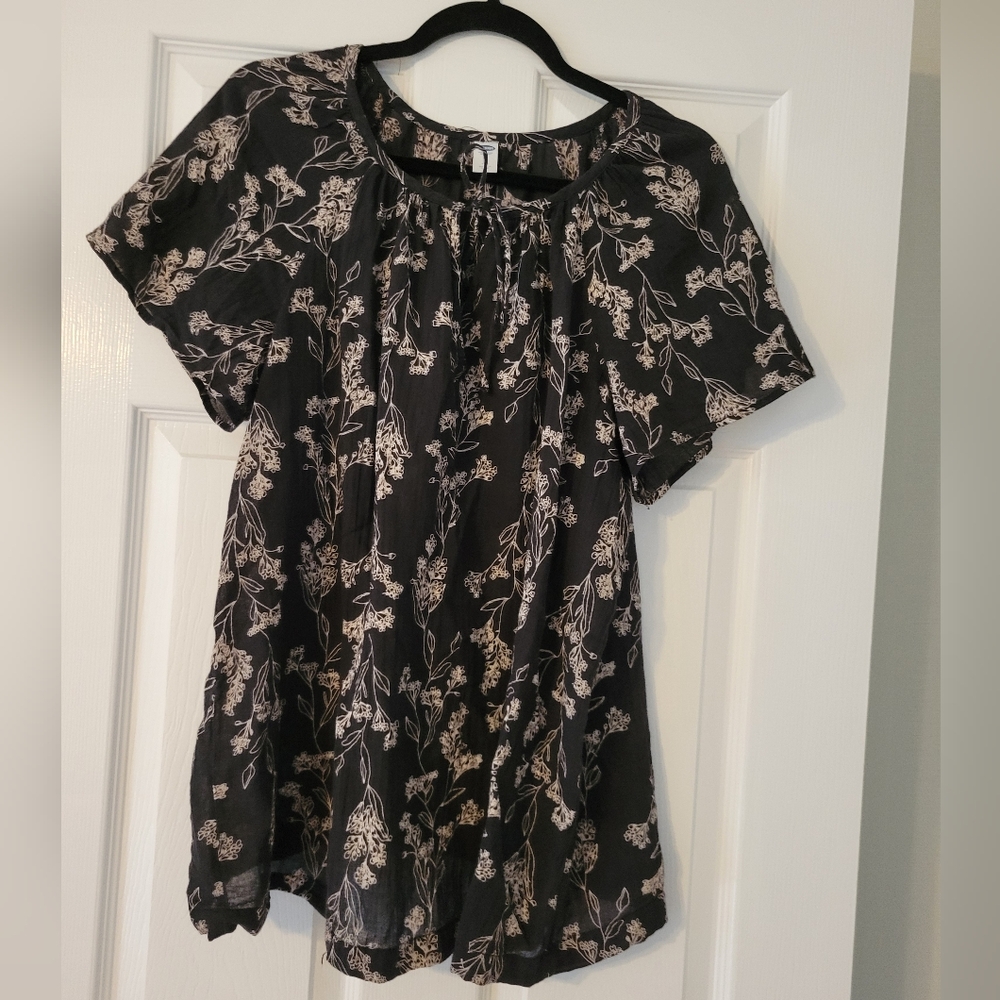 Old Navy Womens Large Black and Cream Floral Blouse